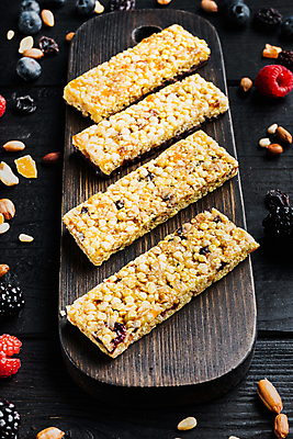 포토 JPG 해외이미지 검은배경 실내 사람없음 달콤 블루베리 산딸기 땅콩 건강식품 블랙베리 나무도마 에너지바 해외포토 음식 백그라운드 과일 도마 건강 내부 목재 검은색 견과류 맛 파일형식 이미지허브