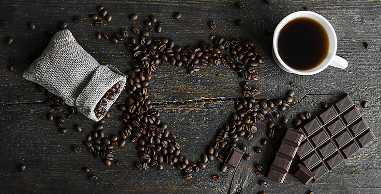 포토 JPG 해외이미지 커피 사람없음 하이앵글 머그컵 원두 나무탁자 커피자루 해외포토 음료 뷰포인트 탁자 컵 자루 파일형식 이미지허브