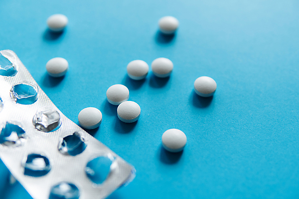 포토 JPG 해외이미지 백그라운드 포장 건강 사람없음 알약 약 은박지 파란배경 비타민제 카피스페이스 해외포토 의학 파란색 공백 비타민 파일형식 이미지허브