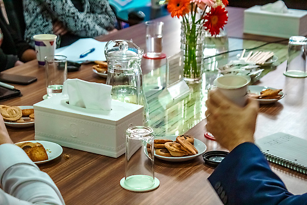 포토 JPG 해외이미지 음식 컨셉 비즈니스 통신 탁자 회의 휴가 협력 세포 관리 사람 사람없음 컵 태블릿 사무실 알약 파티 쿠키 디지털 공백 마시기 작업 비즈니스맨 비즈니스우먼 그룹 어플리케이션 먹기 동료 약속 머핀 커뮤니티 점심식사 단절 정중 카피스페이스 해외포토 식기 여자 남자 빵 가구 관계 모션 디저트 이벤트 전자제품 스마트기기 약 식사 직장인 파일형식 이미지허브