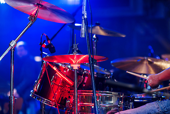 포토 JPG 해외이미지 손 남자 음악 포즈 백그라운드 컨셉 모션 놀이 사람 사람없음 빨간색 빛 세트 금속 소리 콘서트 공연 연주자 음악가 장비 무대 수확 기구 기타 악단 야간 클럽 복고 드럼 롤 재즈 드러머 드럼스틱 멜로디 뮤지컬 인기 플레이어 생존 스타일 효과 해외포토 자연요소 직업 컬러 농업 재질 현악기 문화예술 타악기 이벤트 신체부위 파일형식 이미지허브