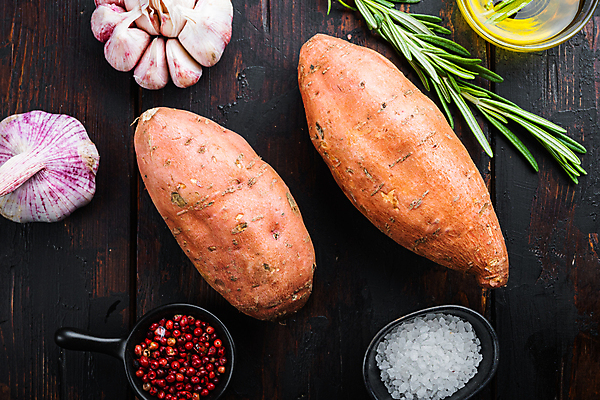 포토 JPG 해외이미지 실내 사람없음 하이앵글 올리브오일 고구마 소금 로즈메리 통마늘 통후추 나무배경 해외포토 뷰포인트 백그라운드 뿌리채소 마늘 내부 기름_음식 허브 후추 파일형식 이미지허브