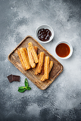 포토 JPG 해외이미지 그릇 백그라운드 사람없음 초콜릿 튀김 달콤 설탕 허브 꿀 나무접시 츄러스 해외포토 식물 식기 접시 음식 디저트 맛 파일형식 이미지허브