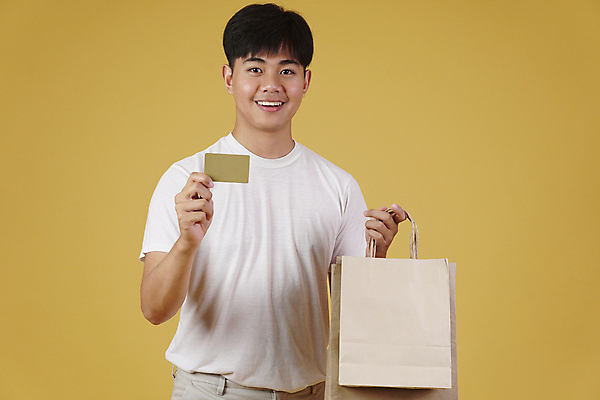 포토 JPG 해외이미지 라이프스타일 남자 행복 가방 태국 한명 미소 동양인 성인 쇼핑 잡기 신용카드 구매 고객 쇼 보여주기 적재 고립 쇼퍼홀릭 해외포토 1 잡화 감정 아시아 모션 표정 사람 인종 생활 금융 파일형식 이미지허브