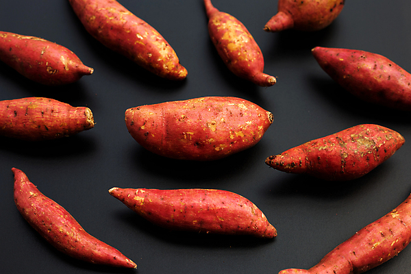 포토 JPG 해외이미지 검은배경 실내 사람없음 여러개 고구마 해외포토 다수 백그라운드 뿌리채소 내부 검은색 파일형식 이미지허브