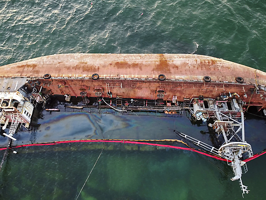 포토 JPG 해외이미지 산업 파도 바다 여행 백그라운드 비즈니스 교통시설 자연 하늘 낚시 항해 사람없음 물 파란색 환경 금속 손상 화물 만 보트 철 버리기 부식 함선 폭풍 깨짐 옛날 유조선 재앙 조난 해외포토 자연요소 컬러 교통 컨셉 배_교통 모션 재질 레저 날씨 운송업 시설 생태계 파일형식 이미지허브