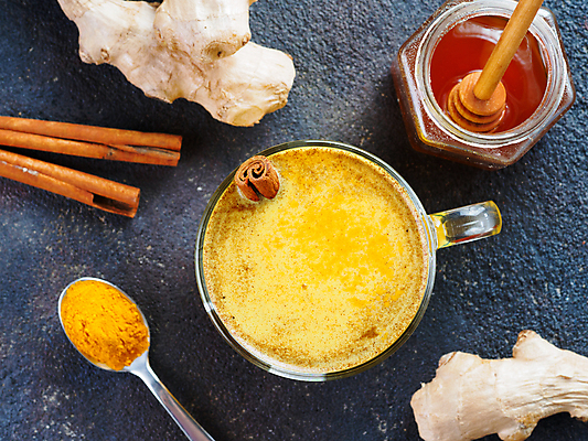 포토 JPG 해외이미지 음료 검은배경 사람없음 컵 숟가락 가루 꿀 생강 스무디 시나몬 시나몬스틱 허니디퍼 강황 울금 해외포토 식기 백그라운드 채소 식재료 수저 검은색 한약재 도구 파일형식 이미지허브