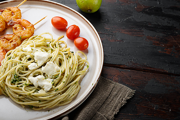 포토 JPG 해외이미지 접시 백그라운드 방울토마토 검은배경 치즈 새우 스파게티 근접촬영 사람없음 꼬치 나무바닥 라임 새우구이 카피스페이스 해외포토 식기 뷰포인트 토마토 과일 유제품 바닥 파스타 갑각류 검은색 공백 구이 파일형식 이미지허브