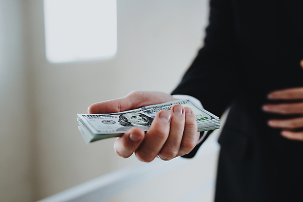 포토 JPG 해외이미지 1 손 종이 백그라운드 컨셉 셔츠 지폐 돈 비즈니스 성공 실내 사람 정장 사람없음 금융 경제 쇼핑 쌓기 달러 미국 저축 잡기 재산 소프트포커스 심볼 보따리 투자 결제 흙더미 계산서 욕심 월급 대출 빚 고립 세금 수입 해외포토 옷 상의 북아메리카 모션 촬영기법 내부 신체부위 흙 파일형식 더미 이미지허브