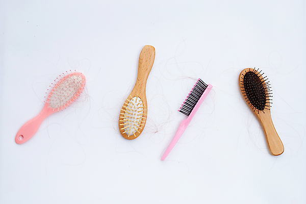 포토 JPG 해외이미지 실내 사람없음 하이앵글 머리카락 머리빗 오브젝트 흰배경 탈모 해외포토 뷰포인트 백그라운드 내부 머리 흰색 미용용품 증상 파일형식 이미지허브