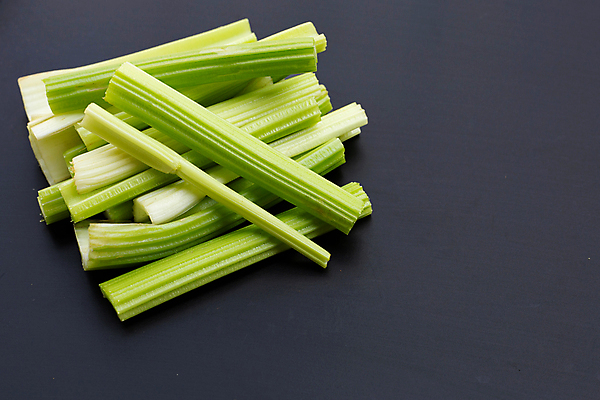 포토 JPG 해외이미지 줄기 검은배경 사람없음 신선 유기농 슬라이스 샐러리 해외포토 식물 웰빙 백그라운드 채소 검은색 파일형식 이미지허브