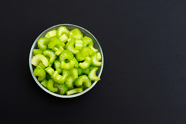 포토 JPG 해외이미지 그릇 줄기 검은배경 사람없음 신선 유기농 슬라이스 샐러리 해외포토 식물 식기 웰빙 백그라운드 채소 검은색 파일형식 이미지허브