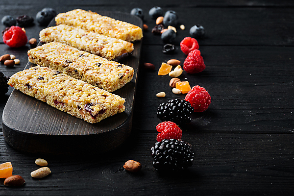 포토 JPG 해외이미지 검은배경 실내 사람없음 달콤 블루베리 산딸기 건강식품 블랙베리 나무도마 에너지바 해외포토 음식 백그라운드 과일 도마 건강 내부 목재 검은색 맛 파일형식 이미지허브