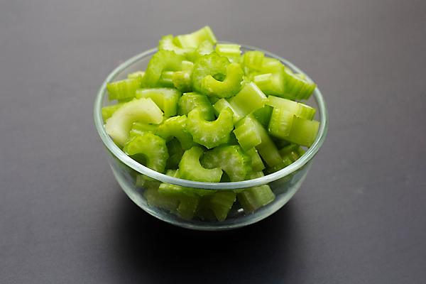 포토 JPG 해외이미지 그릇 줄기 회색배경 사람없음 신선 유기농 슬라이스 샐러리 해외포토 식물 식기 웰빙 백그라운드 채소 회색 파일형식 이미지허브