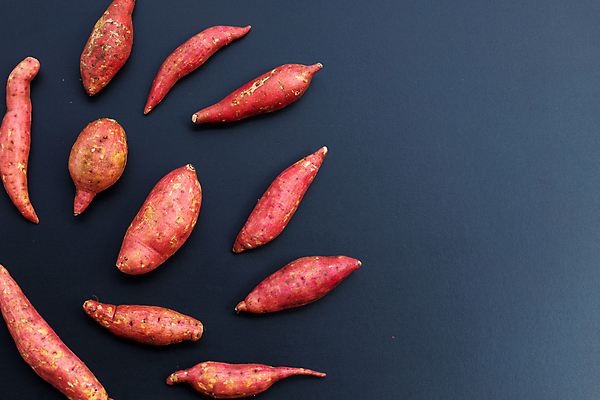 포토 JPG 해외이미지 검은배경 실내 사람없음 여러개 고구마 카피스페이스 해외포토 다수 백그라운드 뿌리채소 내부 검은색 공백 파일형식 이미지허브