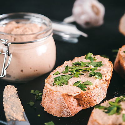포토 JPG 해외이미지 조각 탁자 검은배경 파슬리 마늘 근접촬영 사람없음 아웃포커스 병 바게트 잼나이프 스프레드 해외포토 식기 음식 빵 뷰포인트 가구 백그라운드 채소 촬영기법 검은색 나이프 파일형식 이미지허브