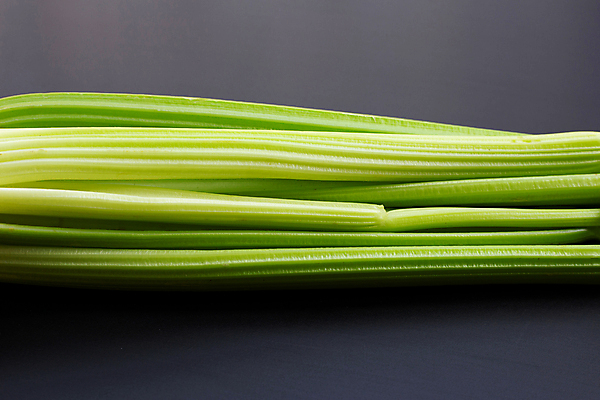 포토 JPG 해외이미지 줄기 백그라운드 검은배경 사람없음 신선 유기농 슬라이스 샐러리 해외포토 식물 웰빙 채소 검은색 파일형식 이미지허브