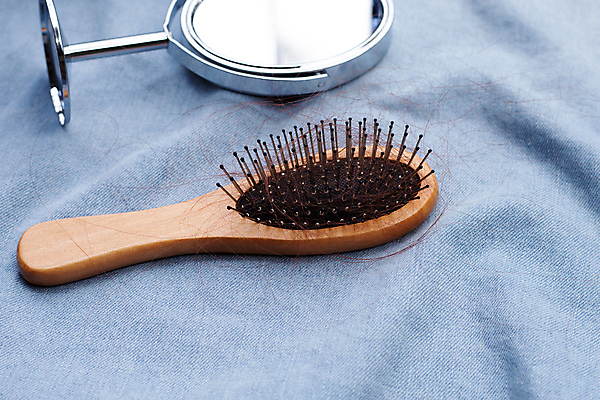 포토 JPG 해외이미지 실내 사람없음 머리카락 머리빗 오브젝트 파란배경 탁상거울 탈모 해외포토 백그라운드 내부 파란색 머리 거울 미용용품 증상 파일형식 이미지허브