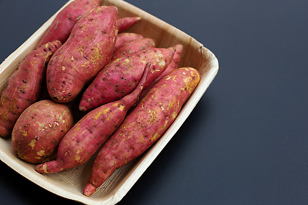 포토 JPG 해외이미지 검은배경 실내 사람없음 담기 고구마 나무그릇 해외포토 그릇 백그라운드 모션 뿌리채소 내부 목재 검은색 파일형식 이미지허브