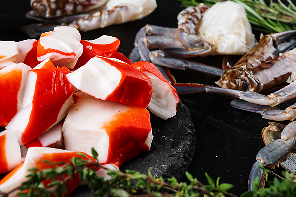 포토 JPG 해외이미지 식재료 검은배경 실내 사람없음 아웃포커스 게 신선 로즈메리 맛살 돌접시 해외포토 접시 음식 백그라운드 촬영기법 갑각류 내부 검은색 허브 파일형식 이미지허브