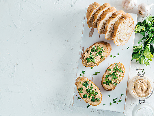 포토 JPG 해외이미지 조각 도마 파슬리 마늘 사람없음 하이앵글 병 바게트 흰배경 슬라이스 카피스페이스 스프레드 해외포토 식기 음식 빵 뷰포인트 백그라운드 채소 주방용품 공백 흰색 파일형식 이미지허브