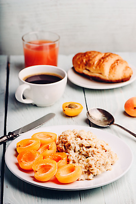 포토 JPG 해외이미지 접시 실내 사람없음 숟가락 나이프 아침식사 커피잔 크루아상 에스프레소 살구 오트밀 자몽주스 귀리 해외포토 식기 커피 빵 과일 잔 곡류 수저 내부 식사 칼 과일주스 파일형식 이미지허브