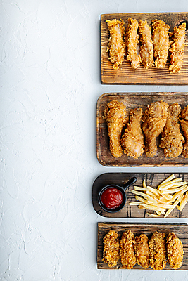 포토 JPG 해외이미지 조각 패스트푸드 요리 사람없음 치킨 튀김 흰배경 나무도마 치킨너겟 카피스페이스 텐더 해외포토 음식 백그라운드 도마 목재 공백 흰색 인스턴트 닭고기요리 파일형식 이미지허브