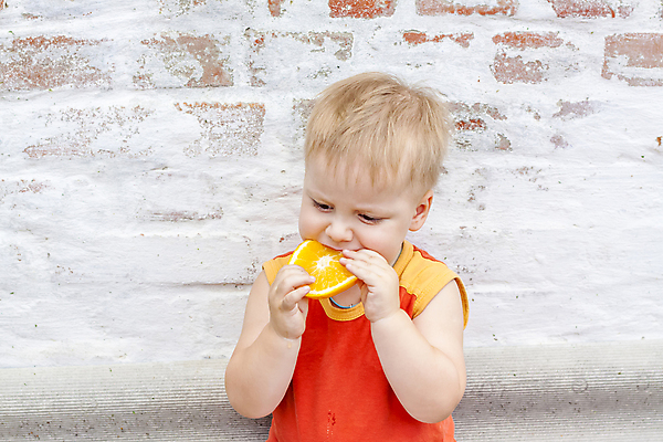 포토 JPG 해외이미지 남자 어린이 오렌지 벽돌 한명 들기 소년 상반신 앞모습 주황색 달콤 먹기 소년한명만 해외포토 1 뷰포인트 컬러 과일 모션 사람 맛 남자한명만 소년만 파일형식 이미지허브