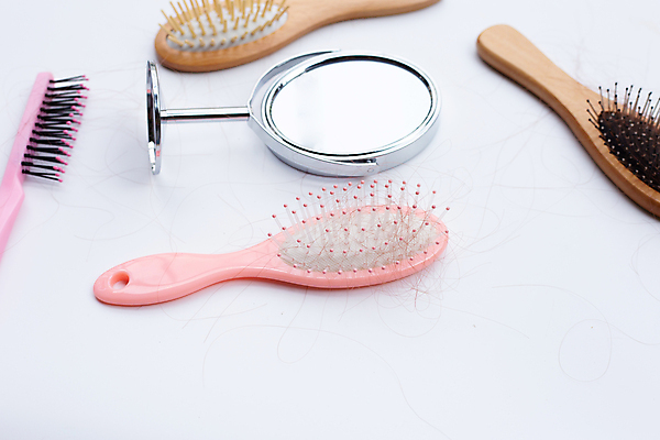 포토 JPG 해외이미지 실내 사람없음 머리카락 머리빗 오브젝트 흰배경 탁상거울 탈모 해외포토 백그라운드 내부 머리 거울 흰색 미용용품 증상 파일형식 이미지허브