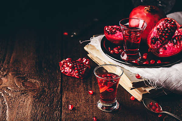 포토 JPG 해외이미지 쟁반 실내 사람없음 책 숟가락 칵테일 과실주 석류 나무탁자 석류알 석류주스 해외포토 과일 탁자 주류 수저 내부 과일주스 파일형식 이미지허브