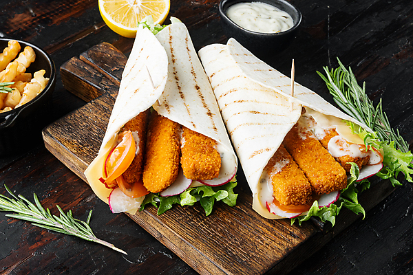 포토 JPG 해외이미지 검은배경 실내 샌드위치 사람없음 감자튀김 레몬 로즈메리 나무도마 생선튀김 타르타르소스 토르티야 해외포토 음식 백그라운드 과일 감자 도마 내부 목재 검은색 튀김 소스_음식 허브 파일형식 이미지허브