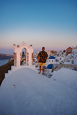 포토 JPG 해외이미지 전신 남자 여행 십자가 하늘 지붕 사랑 한명 성인 건물 뒷모습 교회 걷기 마을 신혼여행 종 산토리니 성인남자한명만 해외포토 1 건축물 감정 뷰포인트 결혼 종교건축 모션 사람 그리스 남자한명만 성인남자만 파일형식 이미지허브