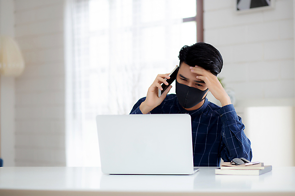 포토 JPG 해외이미지 라이프스타일 인터넷 비즈니스 통신 모바일 주택 세포 직장 건강 대화 가면 한명 앉기 동양인 노트북 스마트폰 핸드폰 컴퓨터 공책 방 업무 비즈니스맨 바이러스 보호 질병 무선전화기 책상 감염 온라인 전염병 프리랜서 해외포토 직업 1 남자 가구 컨셉 회사 의학 모션 문구용품 말하기 사람 인종 건물 생활 전자제품 스마트기기 작업 직장인 전화기 파일형식 이미지허브