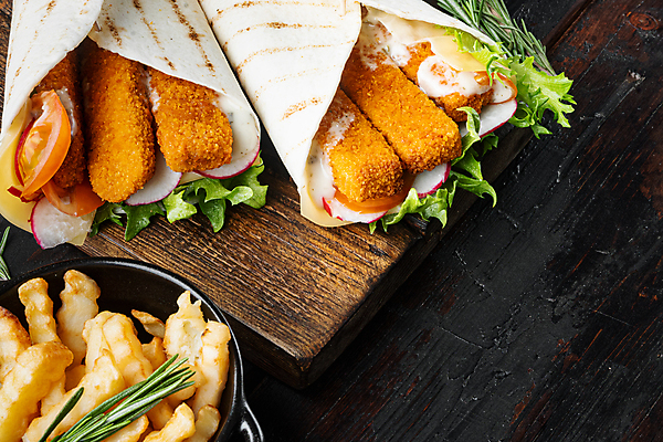 포토 JPG 해외이미지 검은배경 실내 샌드위치 사람없음 감자튀김 나무도마 생선튀김 토르티야 해외포토 음식 백그라운드 감자 도마 내부 목재 검은색 튀김 파일형식 이미지허브