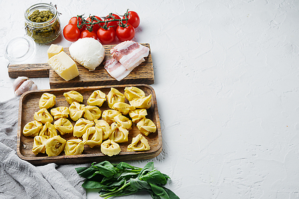 포토 JPG 해외이미지 방울토마토 유리병 치즈 실내 사람없음 이탈리아음식 흰배경 베이컨 바질 나무도마 나무쟁반 라비올리 모짜렐라치즈 카피스페이스 페스토 해외포토 백그라운드 토마토 병_용기 유제품 도마 쟁반 서양음식 돼지고기 내부 목재 공백 흰색 소스_음식 파일형식 이미지허브