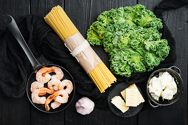 포토 JPG 해외이미지 식재료 검은배경 치즈 새우 실내 파슬리 마늘 사람없음 하이앵글 프라이팬 스파게티면 파스타면 해외포토 뷰포인트 백그라운드 채소 주방용품 유제품 파스타 갑각류 내부 검은색 면류 파일형식 이미지허브