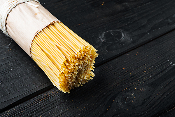 포토 JPG 해외이미지 식재료 검은배경 실내 사람없음 스파게티면 파스타면 해외포토 백그라운드 파스타 내부 검은색 면류 파일형식 이미지허브