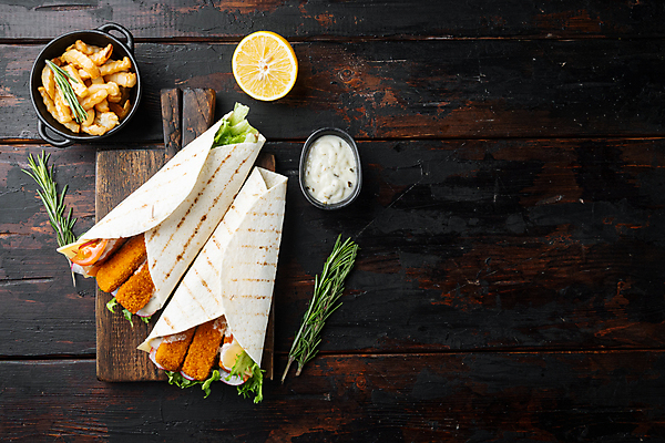 포토 JPG 해외이미지 검은배경 실내 샌드위치 사람없음 감자튀김 레몬 로즈메리 나무도마 생선튀김 타르타르소스 토르티야 카피스페이스 해외포토 음식 백그라운드 과일 감자 도마 내부 목재 검은색 공백 튀김 소스_음식 허브 파일형식 이미지허브