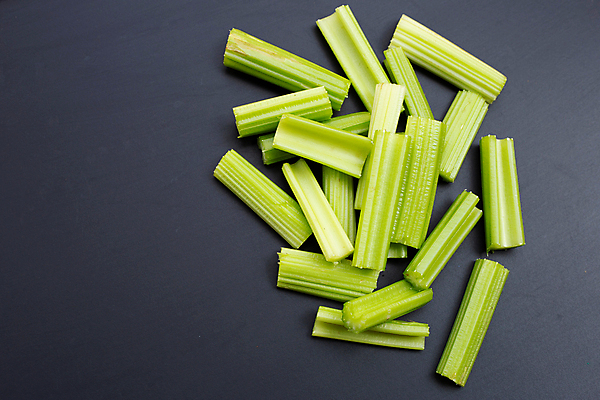 포토 JPG 해외이미지 줄기 백그라운드 검은배경 사람없음 신선 유기농 슬라이스 샐러리 해외포토 식물 웰빙 채소 검은색 파일형식 이미지허브