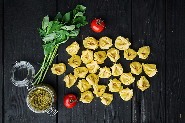 포토 JPG 해외이미지 방울토마토 검은배경 실내 사람없음 이탈리아음식 바질 라비올리 페스토 나무배경 해외포토 백그라운드 토마토 서양음식 내부 검은색 소스_음식 파일형식 이미지허브