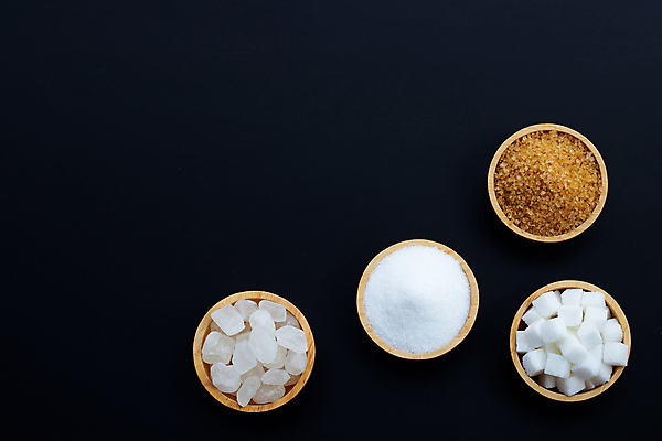 포토 JPG 해외이미지 식재료 검은배경 실내 종류 사람없음 조미료 달콤 설탕 각설탕 나무그릇 황설탕 카피스페이스 해외포토 그릇 백그라운드 내부 목재 검은색 공백 맛 향미료 파일형식 이미지허브