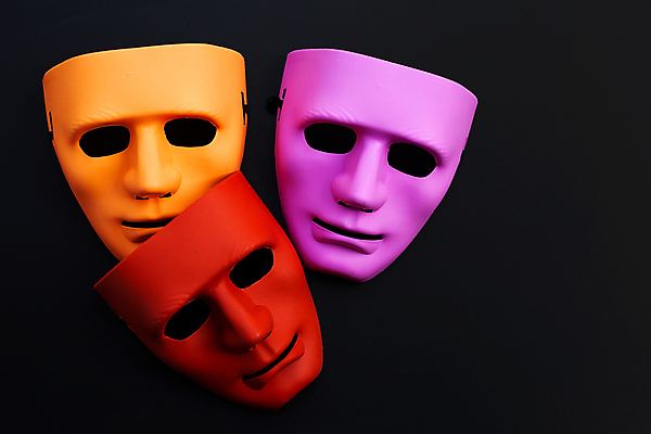 포토 JPG 해외이미지 분홍색 검은배경 실내 가면 사람없음 빨간색 노란색 세개 오브젝트 해외포토 컬러 백그라운드 3 내부 검은색 파일형식 이미지허브