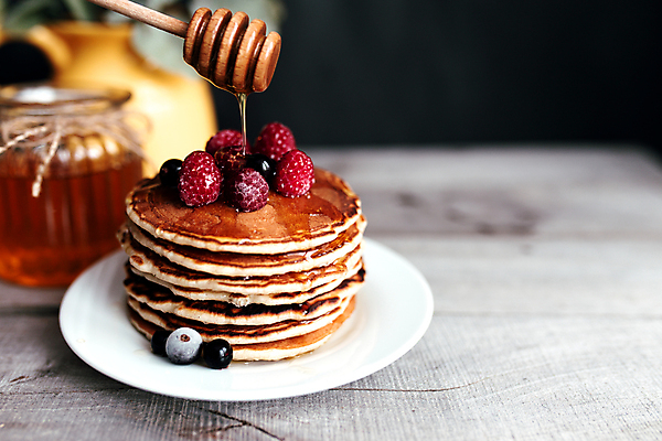 포토 JPG 해외이미지 접시 디저트 실내 사람없음 노란색 숟가락 꽃병 흐름 달콤 블루베리 산딸기 꿀 팬케이크 유칼립투스 허니디퍼 해외포토 식물 식기 꽃 음식 컬러 컨셉 과일 수저 내부 케이크 도구 맛 파일형식 이미지허브
