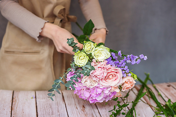포토 JPG 해외이미지 식물 직업 손 꽃 분홍색 꽃다발 컨셉 꽃무늬 비즈니스 주택 발렌타인데이 한명 사람 야외 장식 초록색 뷰티 장미 상점 신선 업무 개화 작업실 결합 다발 배열 꽃집 만들기 구성 원예사 파스텔톤 해외포토 1 컬러 무늬 모션 데이이벤트 건물 신체부위 작업 파일형식 이미지허브