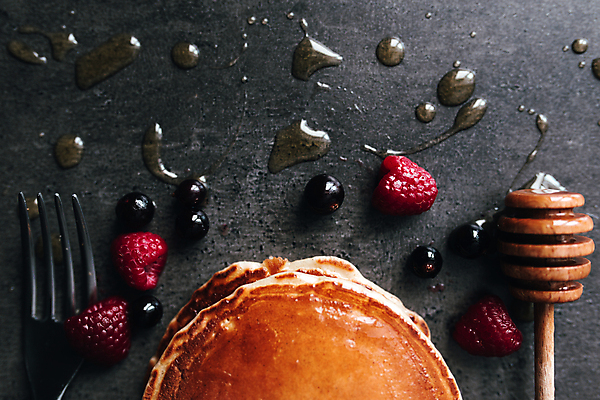 포토 JPG 해외이미지 접시 탁자 디저트 실내 사람없음 달콤 산딸기 꿀 팬케이크 허니디퍼 해외포토 식기 음식 가구 과일 내부 케이크 도구 맛 파일형식 이미지허브