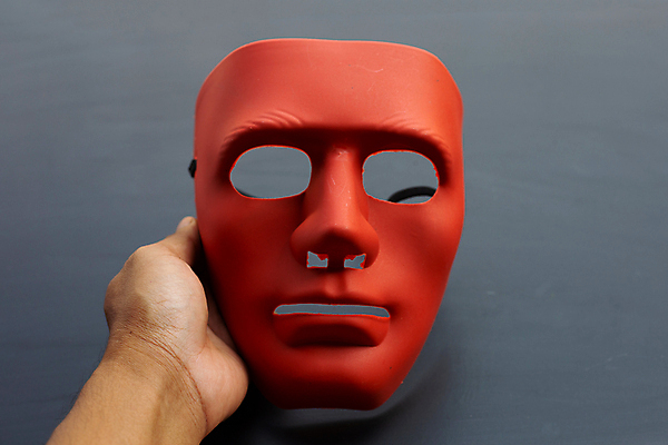 포토 JPG 해외이미지 손 회색배경 실내 가면 들기 신체부위 빨간색 한개 오브젝트 해외포토 1 컬러 백그라운드 모션 사람 내부 회색 파일형식 이미지허브