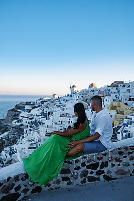 포토 JPG 해외이미지 전신 부부 응시 여자 남자 여행 안기 하늘 함께함 사랑 앉기 성인 두명 건물 옆모습 마을 신혼여행 산토리니 성인만 해외포토 건축물 커플 시선 감정 뷰포인트 결혼 컨셉 모션 사람 그리스 파일형식 이미지허브
