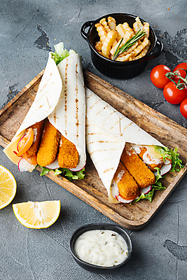 포토 JPG 해외이미지 방울토마토 회색배경 실내 샌드위치 사람없음 감자튀김 레몬 나무쟁반 생선튀김 타르타르소스 토르티야 해외포토 음식 백그라운드 토마토 과일 감자 쟁반 내부 목재 회색 튀김 소스_음식 파일형식 이미지허브