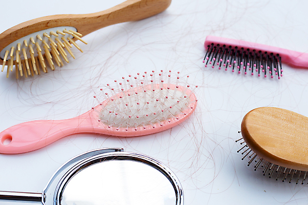 포토 JPG 해외이미지 실내 사람없음 머리카락 머리빗 오브젝트 흰배경 탁상거울 탈모 해외포토 백그라운드 내부 머리 거울 흰색 미용용품 증상 파일형식 이미지허브