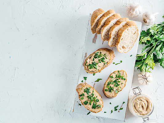 포토 JPG 해외이미지 조각 도마 파슬리 마늘 사람없음 병 바게트 흰배경 슬라이스 카피스페이스 스프레드 해외포토 식기 음식 빵 백그라운드 채소 주방용품 공백 흰색 파일형식 이미지허브